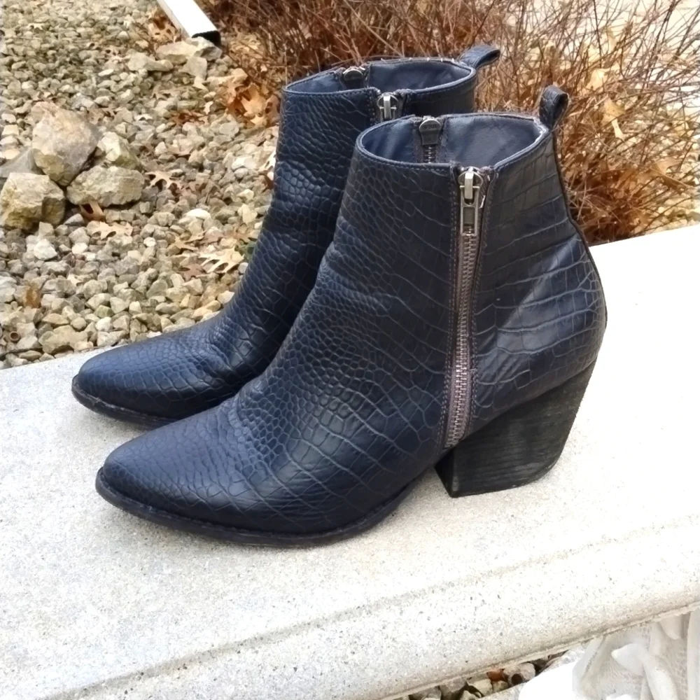 Coconuts by Matisse Black Marga Textured Bootie size 9.5